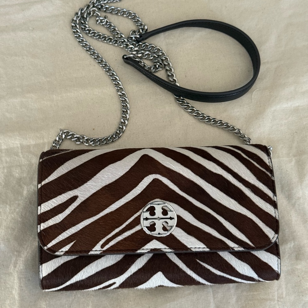 New TORY BURCH WILLA HAIRCALF CHAIN Wallet Crossbody In Zebra - Picture 3 of 11